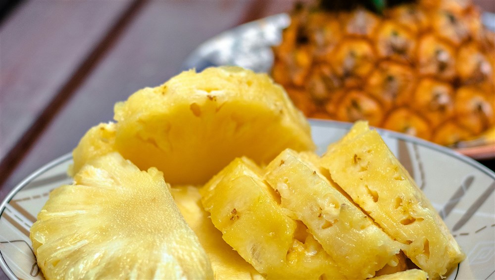 Ananas e gambe leggere: la bromelina che drena, sgonfia e protegge il microcircolo