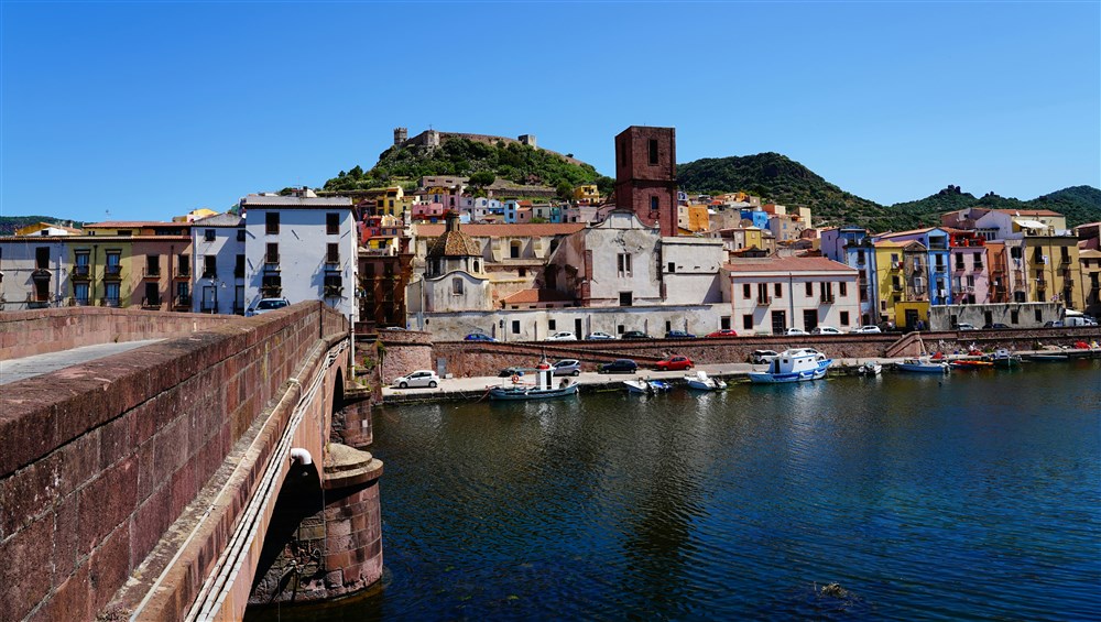 Bosa, il viaggio che si scrive da solo