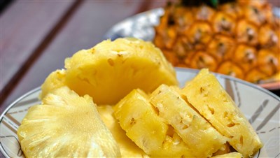 Ananas e gambe leggere: la bromelina che drena, sgonfia e protegge il microcircolo